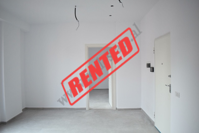 Zyre me qira ne rrugen e Kavajes prane Qendres&nbsp;se Tiranes.
Ndodhet ne katin pare te nje pallat